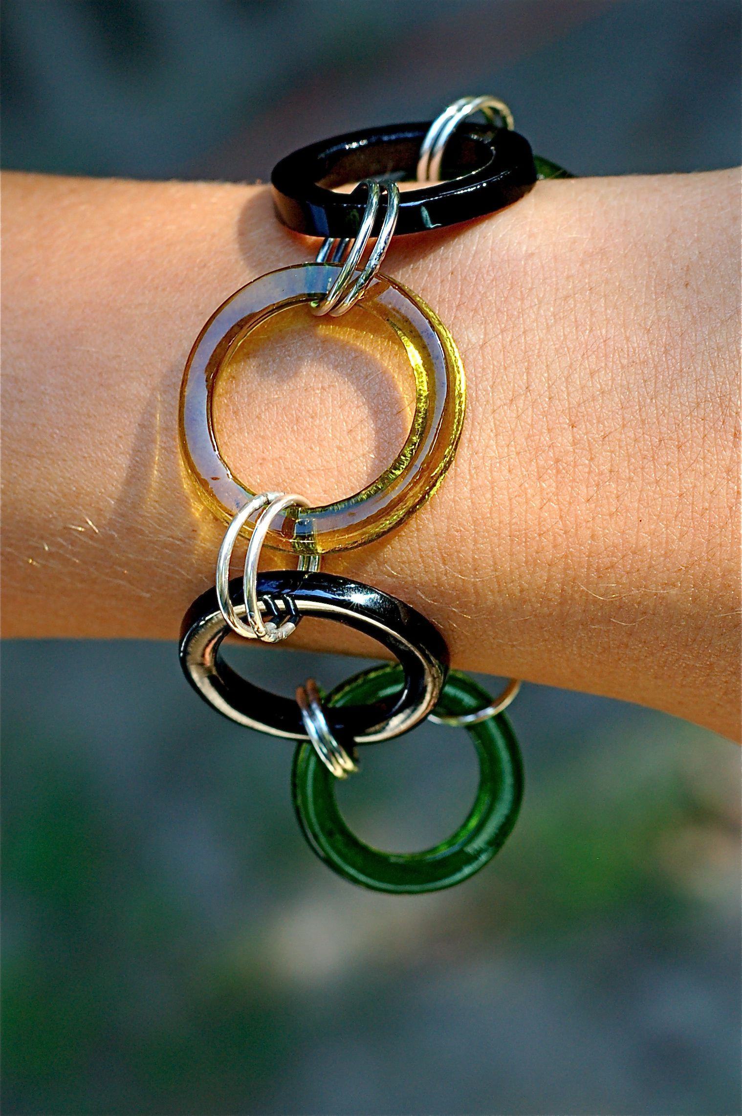 Bracelet avec petits anneaux de bouteilles en verre.