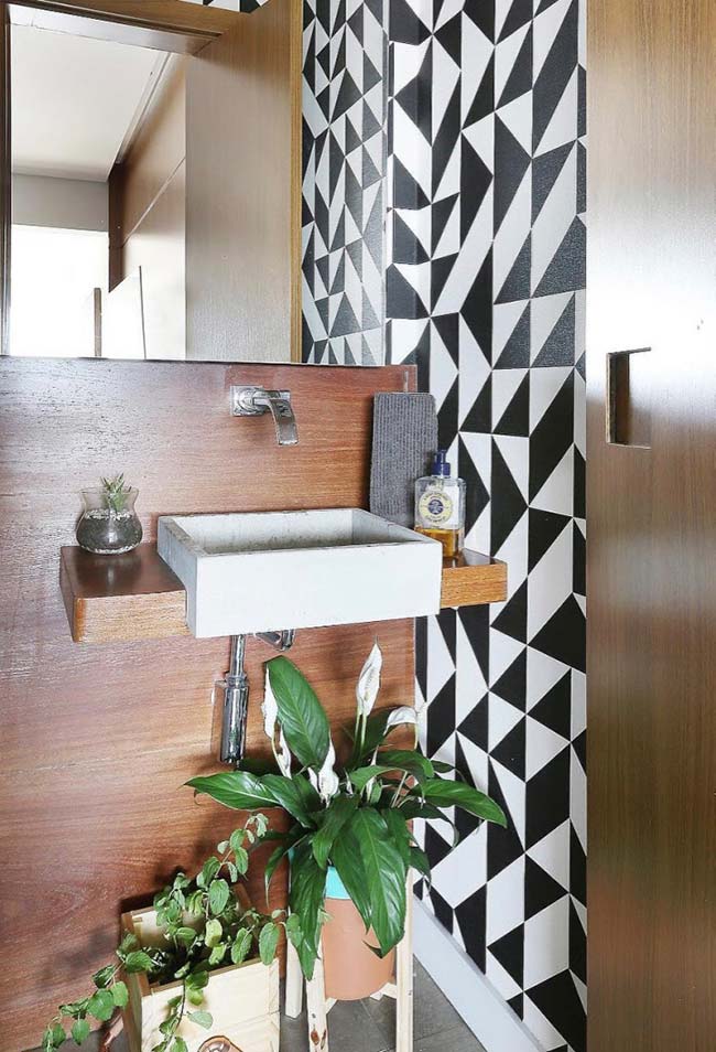 Comptoir en bois et plantes dans la salle de bain