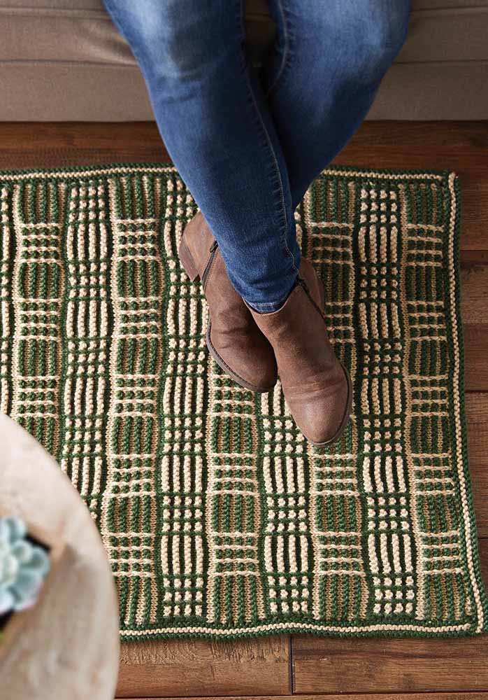 La combinaison de tons verts et bruns était parfaite pour ce tapis carré utilisé sous le plancher en bois