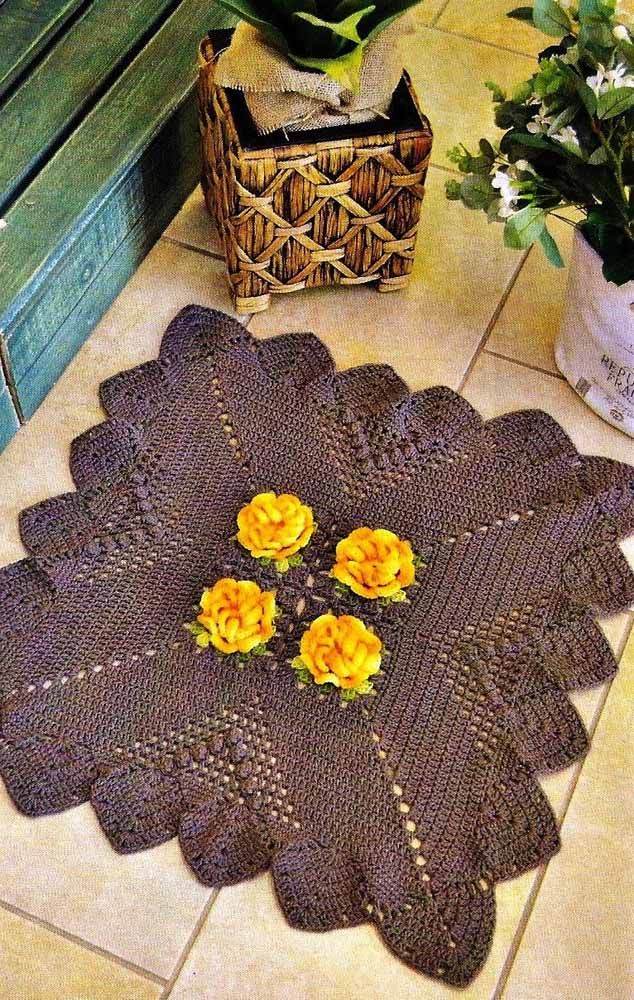 Fleurs jaunes pour mettre en valeur le tapis au crochet gris