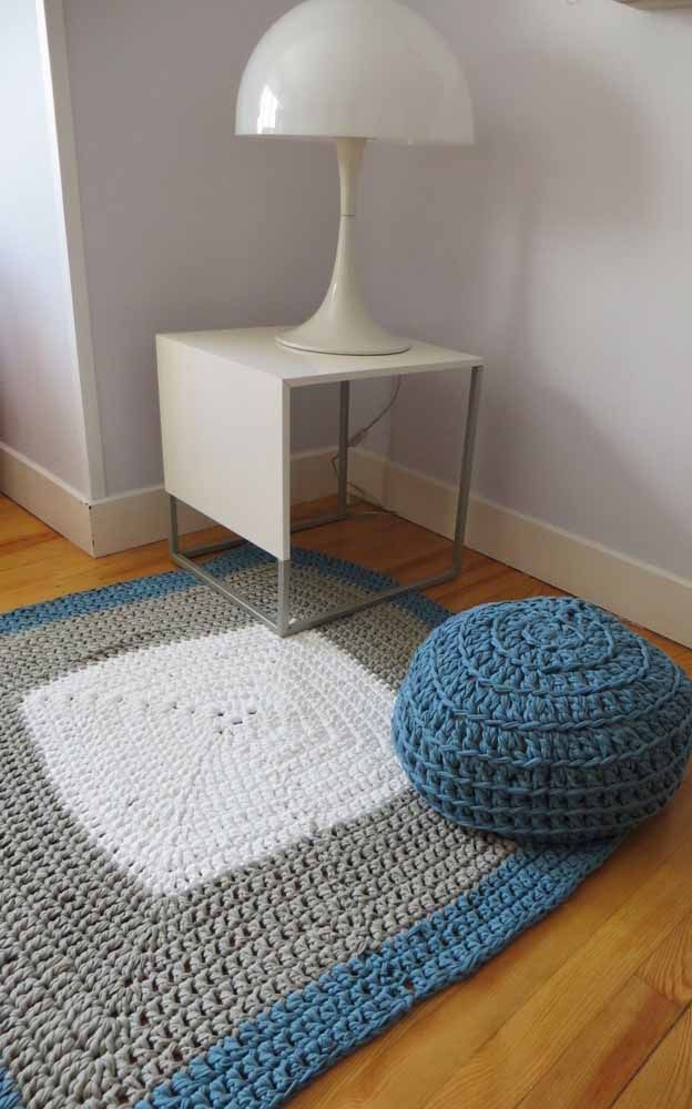 Profitez-en pour faire le tapis au crochet et confectionner la housse du pouf en suivant la même couleur et texture que le tapis