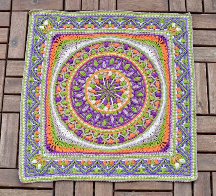 Mandala coloré fait pour décorer et égayer le sol de la maison