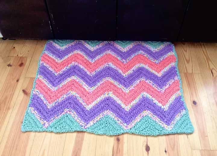 Un zigzag coloré décore ce tapis carré au crochet