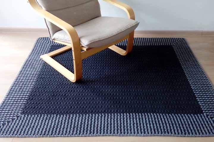 Classique et élégant, le bleu marine ne laisse pas le décor en main, même lorsqu'il est utilisé dans le tapis au crochet