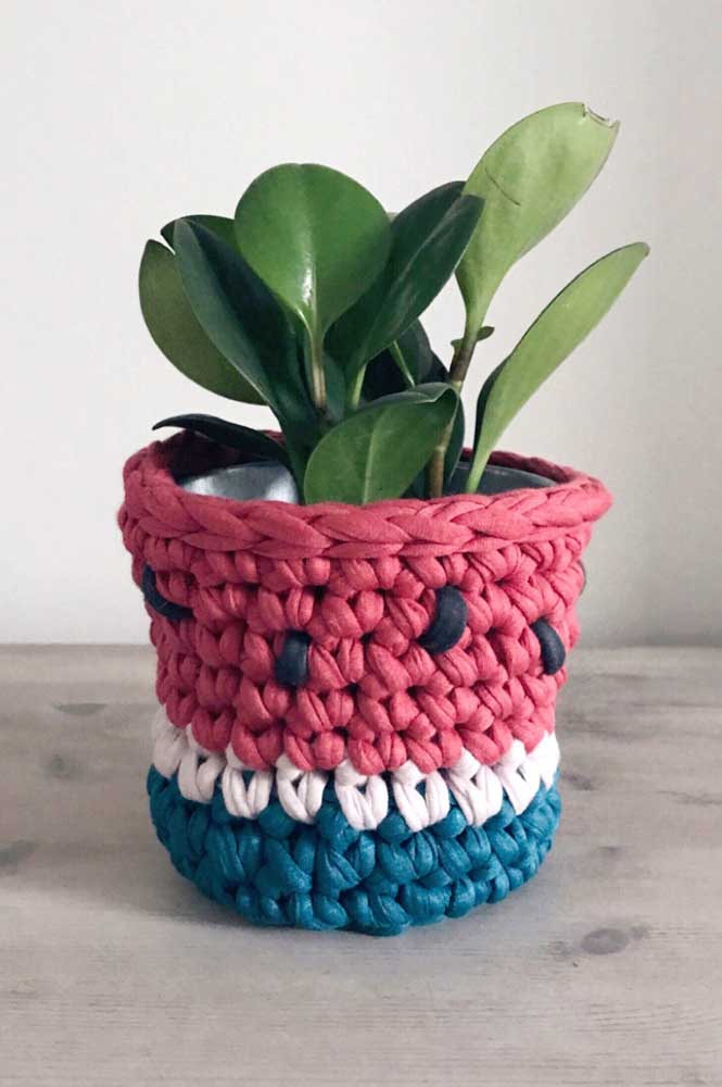Cache-pot pour vase utilisant la technique du tricot géant