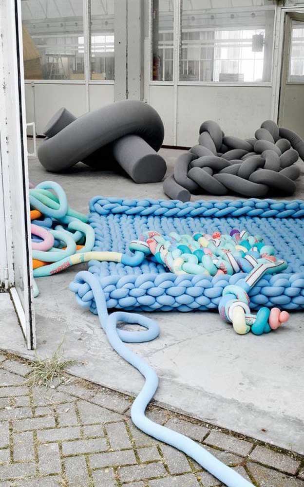 Ici, le tapis d'activités pour enfants a été réalisé avec un tricot géant