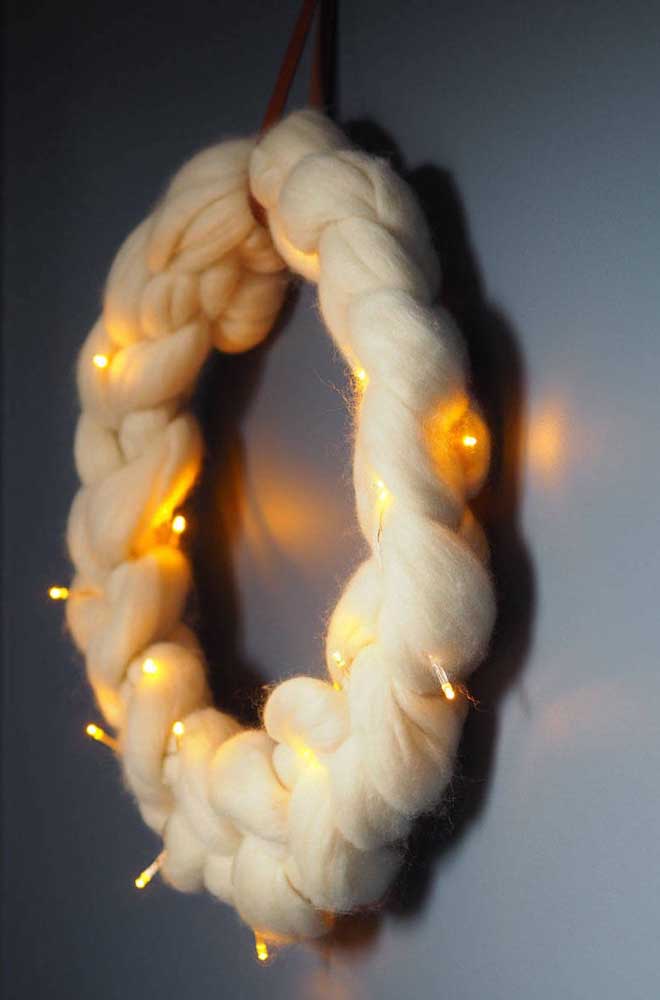 Guirlande de Noël réalisée avec un tricot géant, mettant en valeur les lumières LED installées sur la pièce