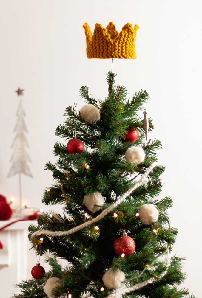 Les ornements d'arbre de Noël font également partie de la proposition de tricot géante