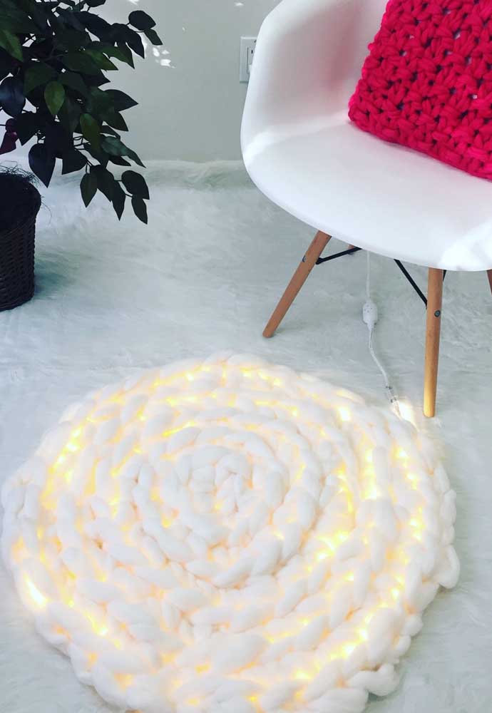 Regardez quelle idée amusante et différente: tapis à tricoter rond géant avec lumières intégrées