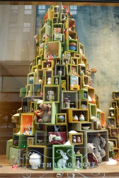 Décorer avec des niches en bois formant un arbre de Noël