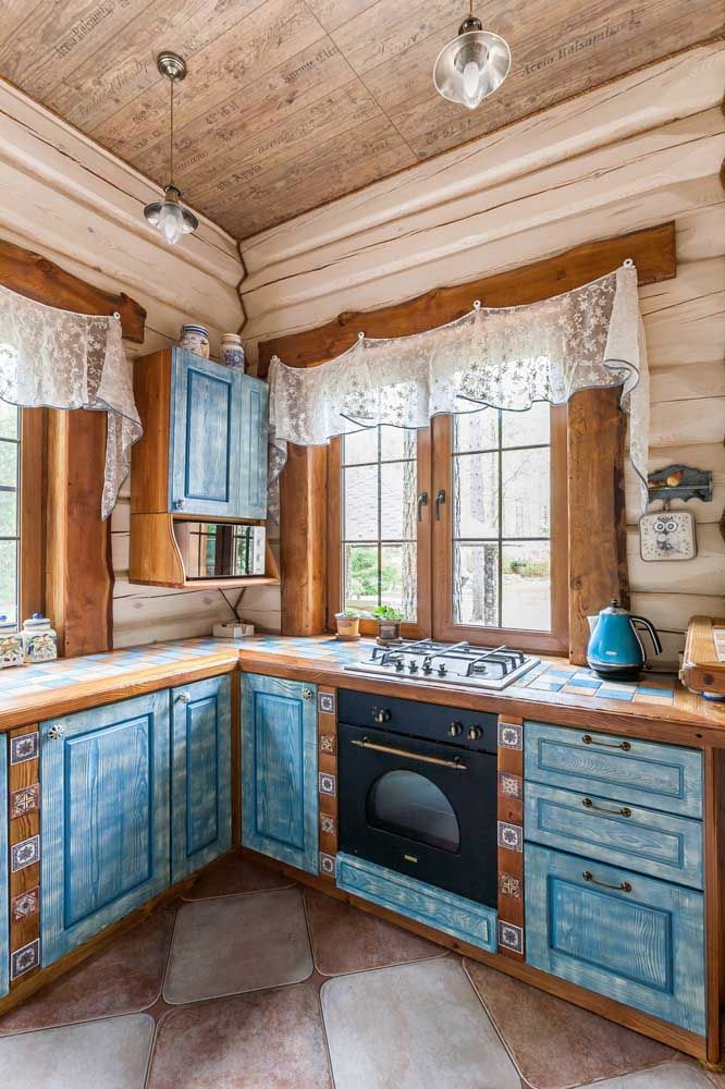 Rustique et cosy, cette cuisine Shabby Chic mise sur l'utilisation du bois et de la couleur bleue