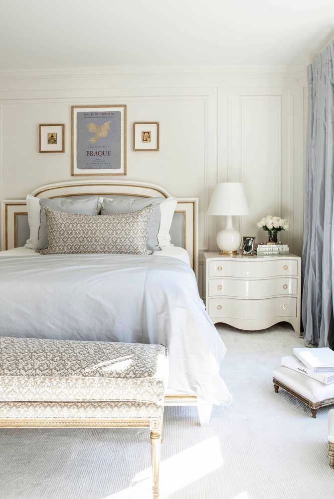 Nuances douces de bleu pour s'équilibrer avec le fond blanc;  les meubles de style classique sont un charme à part