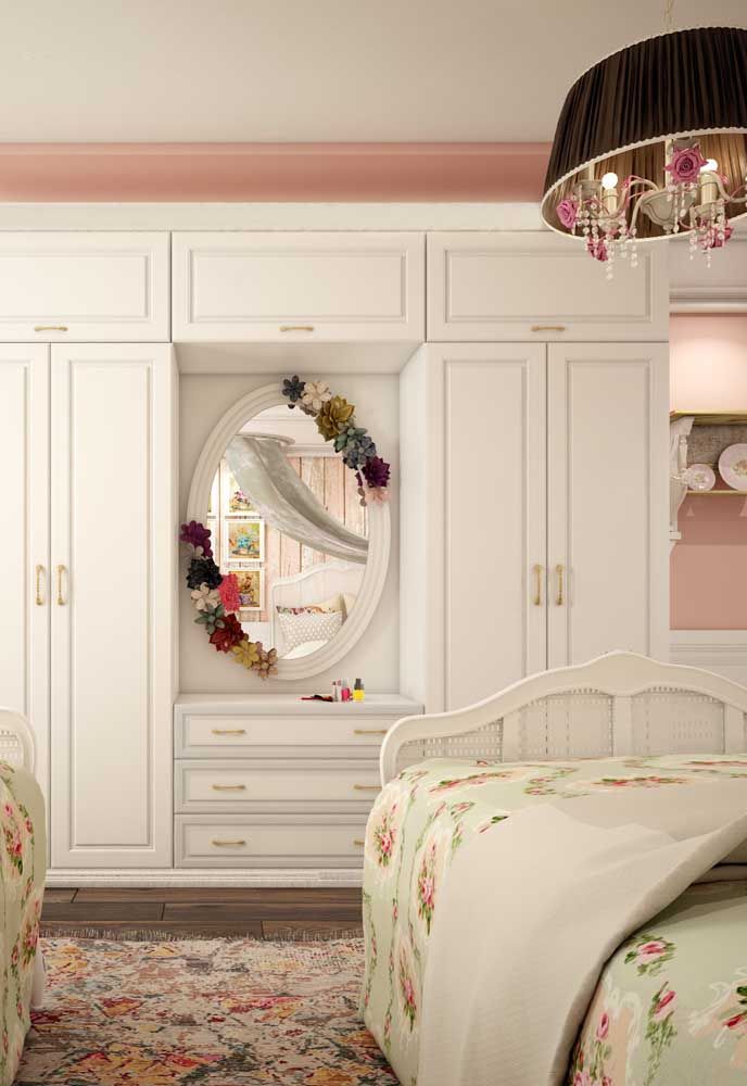 Le Shabby Chic de cette chambre est composé de fleurs: imprimées sur le linge de lit, sur le tapis et sur le cadre du miroir