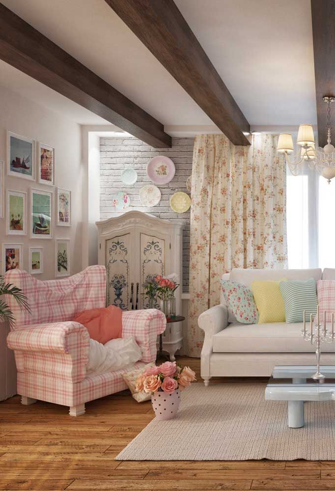 Cette chambre a tout ce dont un décor Shabby Chic a besoin: des tons pastels, un imprimé floral, un mélange de styles et de textures et une touche de confort et de chaleur pour que quiconque répare un défaut
