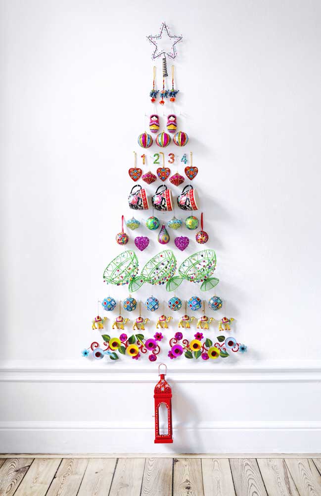 Les ustensiles de cuisine et autres objets décoratifs peuvent également entrer dans le sapin de Noël mural
