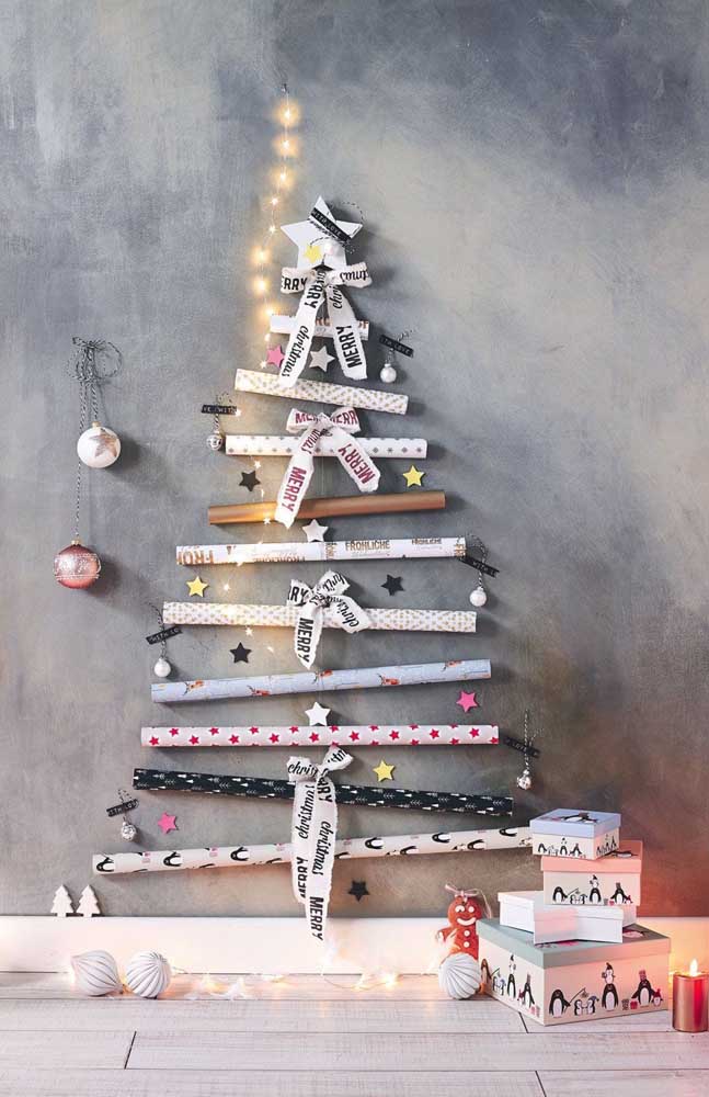 Cette idée est très créative: Sapin de Noël mural réalisé avec des rouleaux de papier cadeau