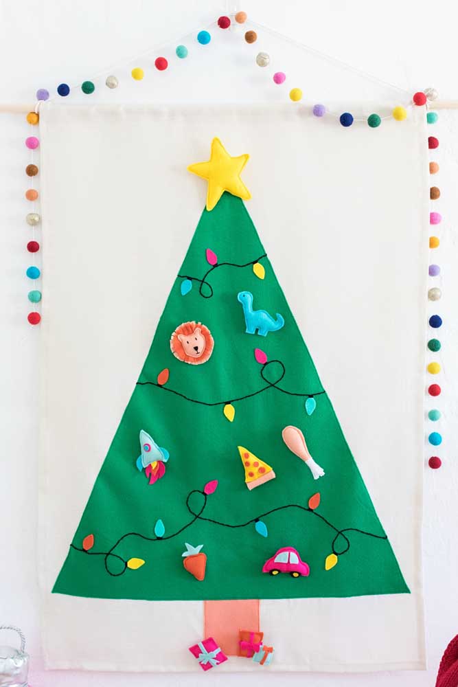 Pour la chambre des enfants, la suggestion est un arbre de Noël mural en feutre
