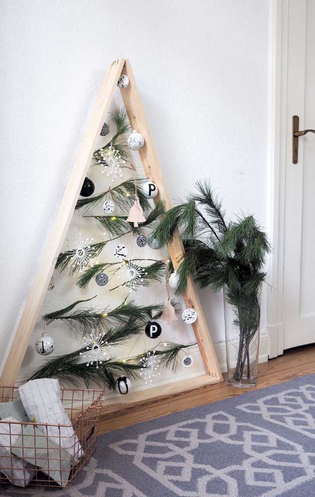 Une niche triangulaire donne vie à ce sapin de Noël.  Lorsque la fête est terminée, vous pouvez toujours réutiliser la structure dans la décoration