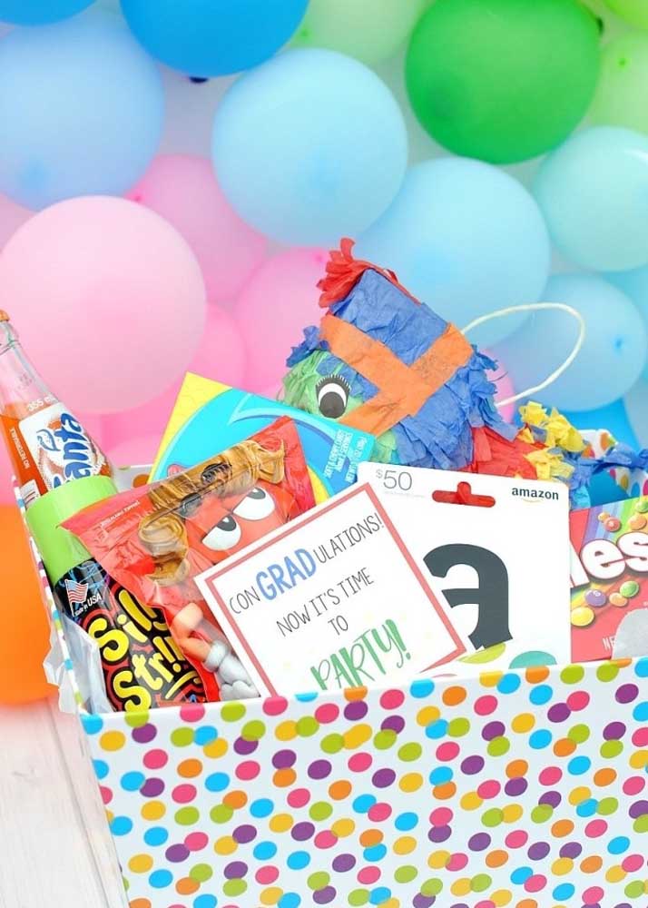 Boîte surprise d'anniversaire colorée et ludique pleine de friandises