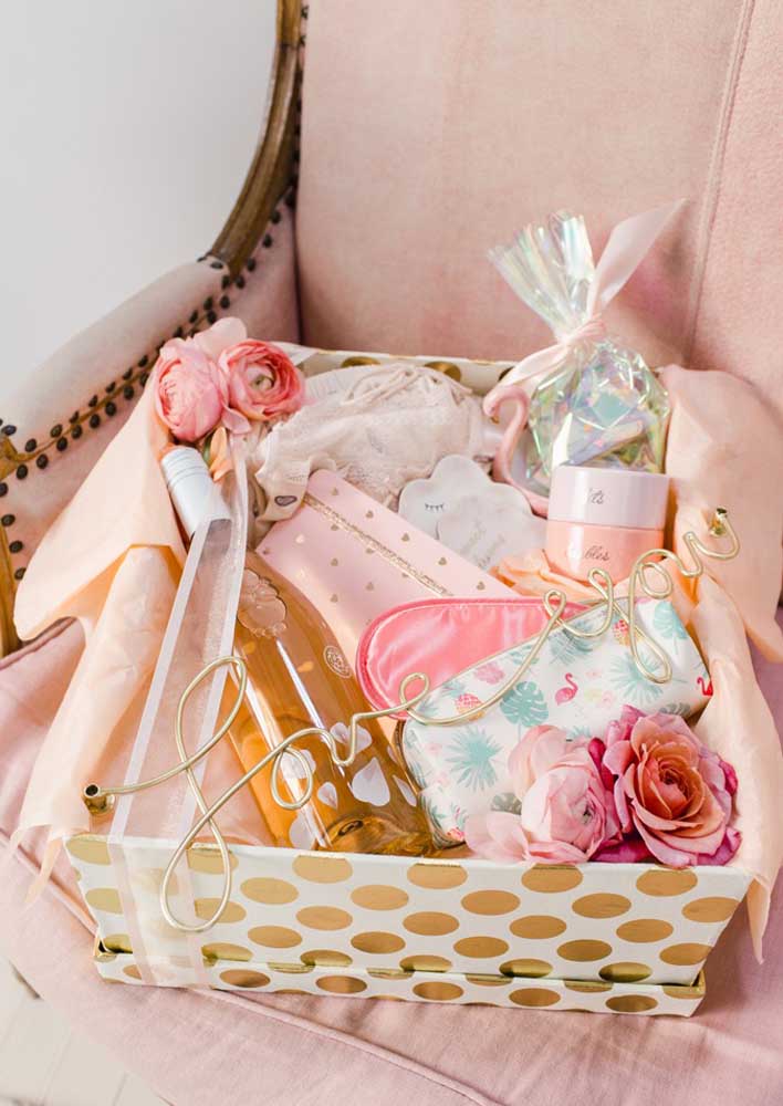 Boîte surprise pour copine: fleurs, maquillage et beaucoup de rose!