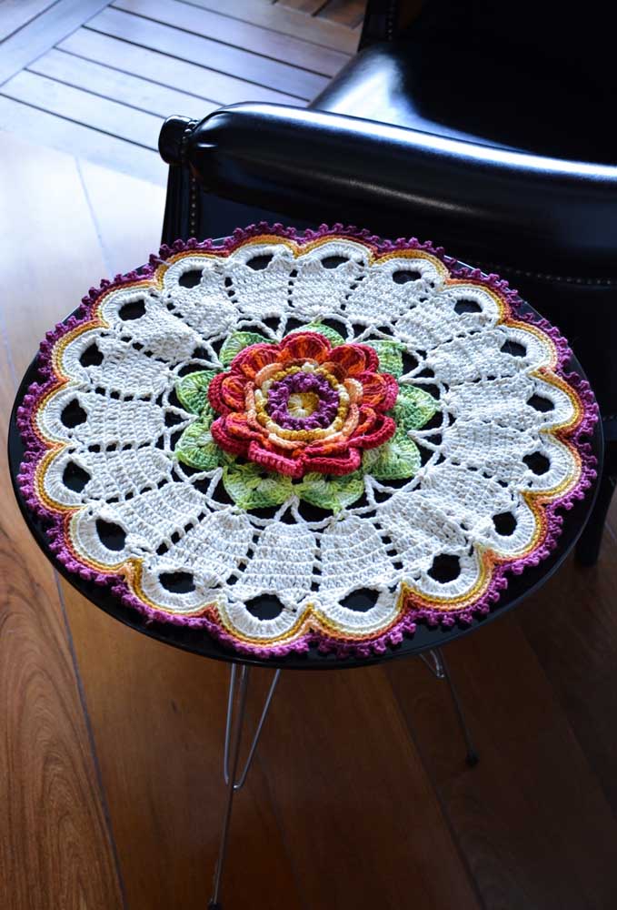 Sur une table ronde, vous pouvez placer une pièce maîtresse au crochet avec une forme de fleur au milieu.