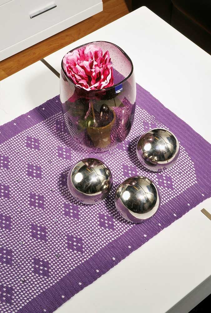 La couleur violette ou violette se marie très bien avec une décoration argentée.
