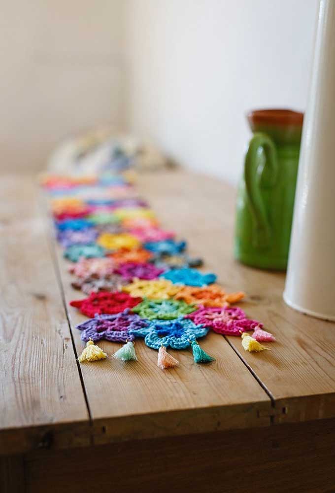 La pièce maîtresse au crochet faite avec des fils colorés rend l'environnement plus cool.