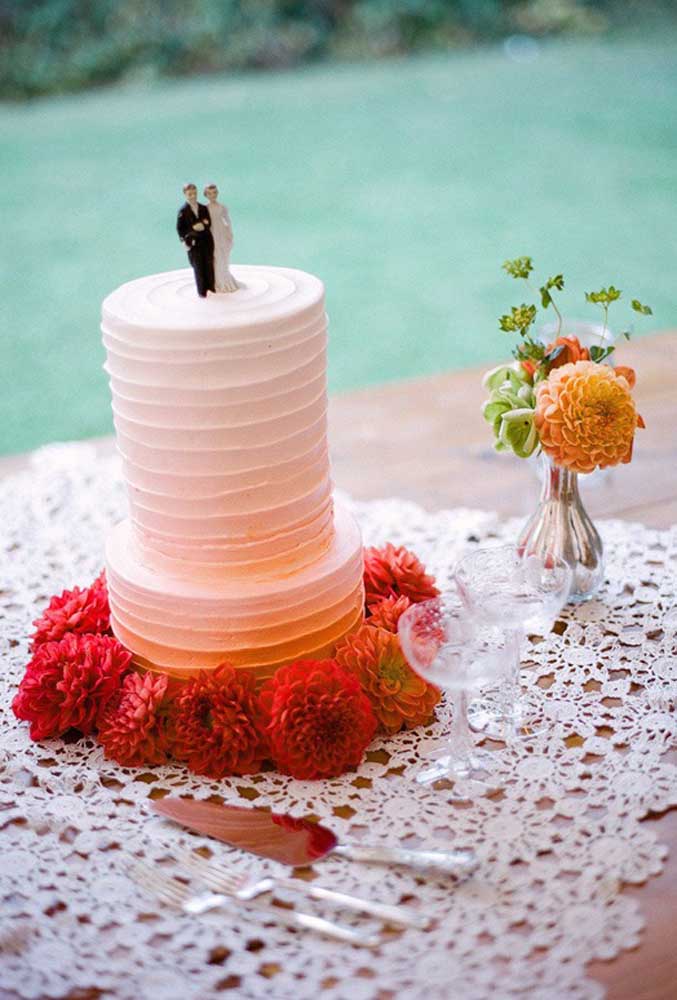 Même sur la table de gâteau de mariage, la pièce maîtresse au crochet n'est qu'un charme.