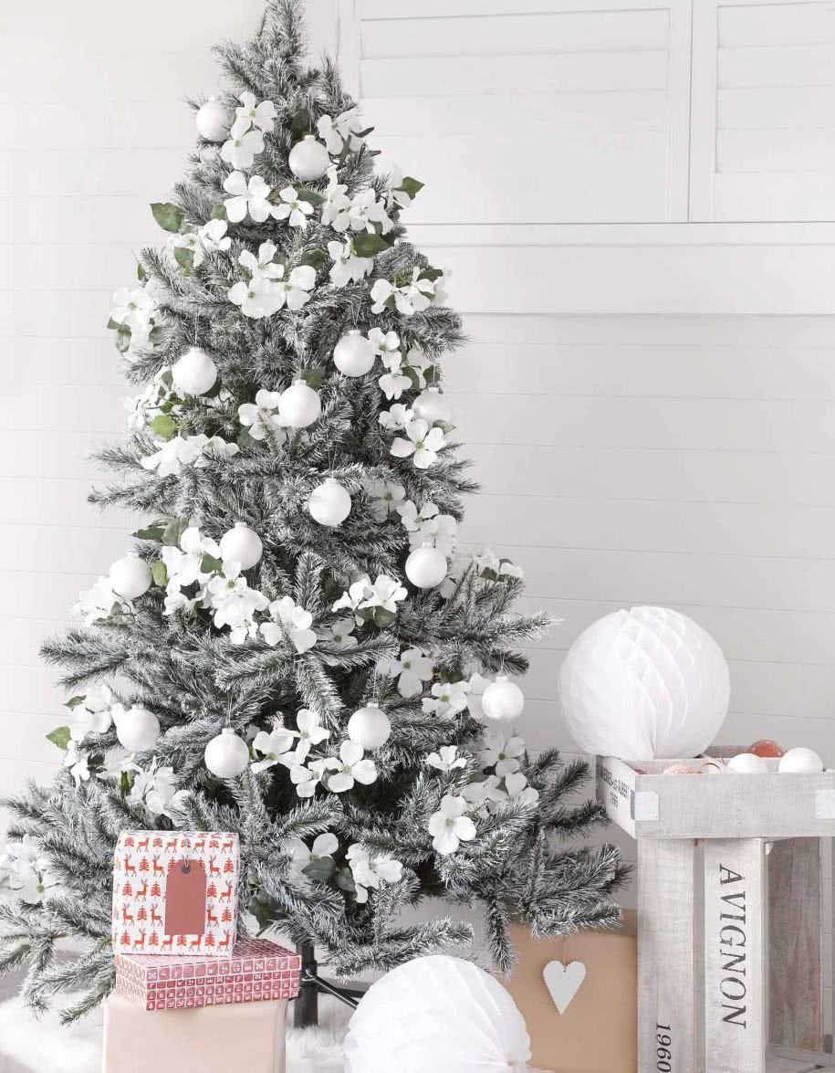 Sapin de Noël avec décoration blanche