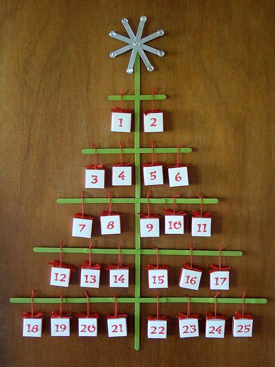 Mettez en place un calendrier de Noël pour décorer votre mur.