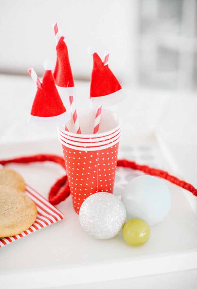 Tasses et pailles stylisées pour la décoration de Noël.