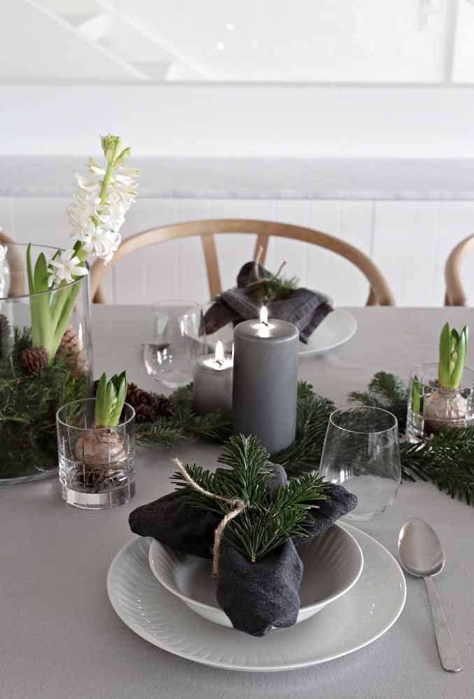 Arrangement de table de Noël avec des fleurs de romarin