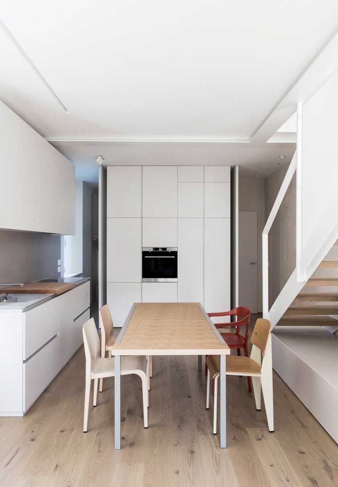 La direction du sol permet d'agrandir la pièce, comme dans cette cuisine dans laquelle le sol vertical provoque une sensation de prolongement de la pièce