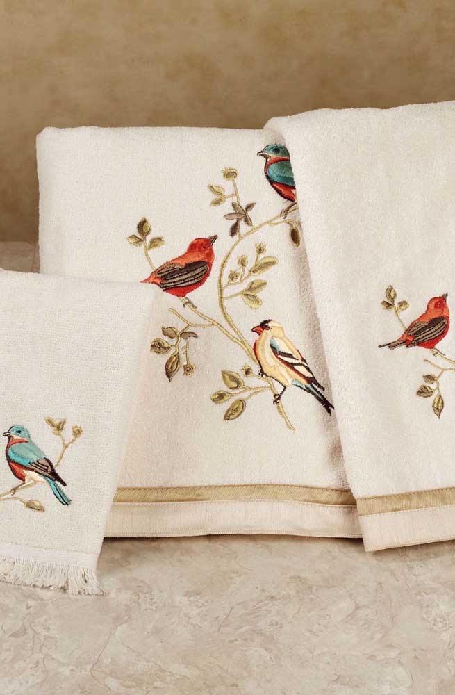 Quelle délicatesse ces petits oiseaux brodés sur les serviettes de bain et de visage!