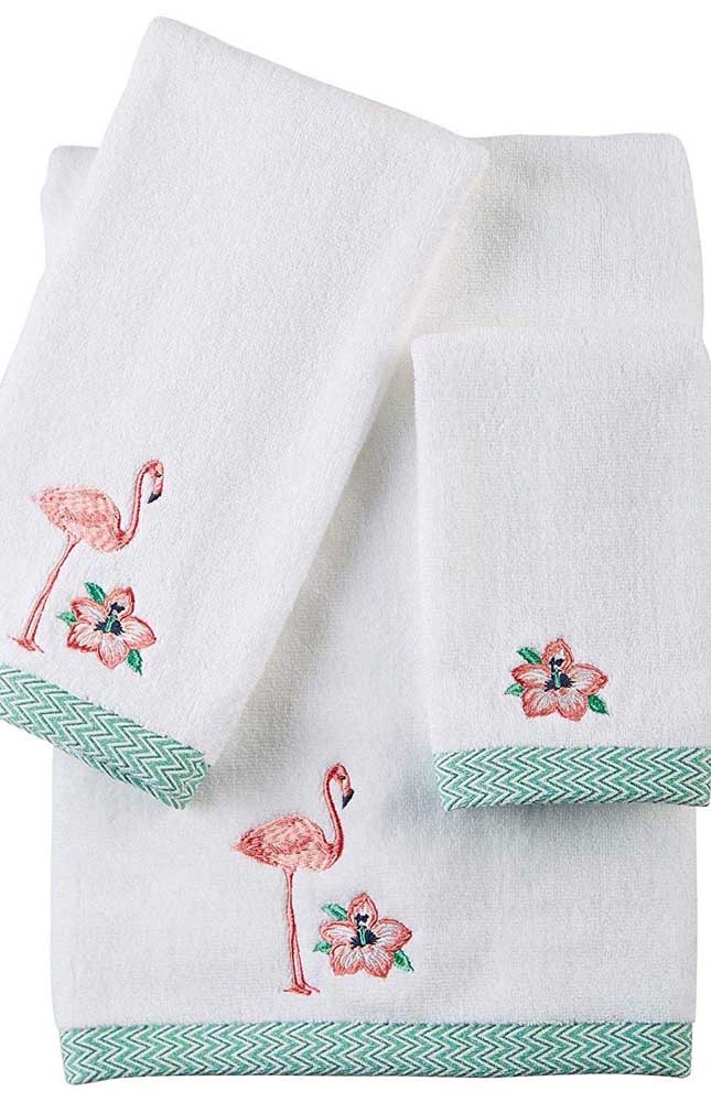 Les flamants roses sont le thème de la broderie de cet autre ensemble de serviettes;  la bordure en tissu avec imprimé Chevron bleu donne la touche finale au kit