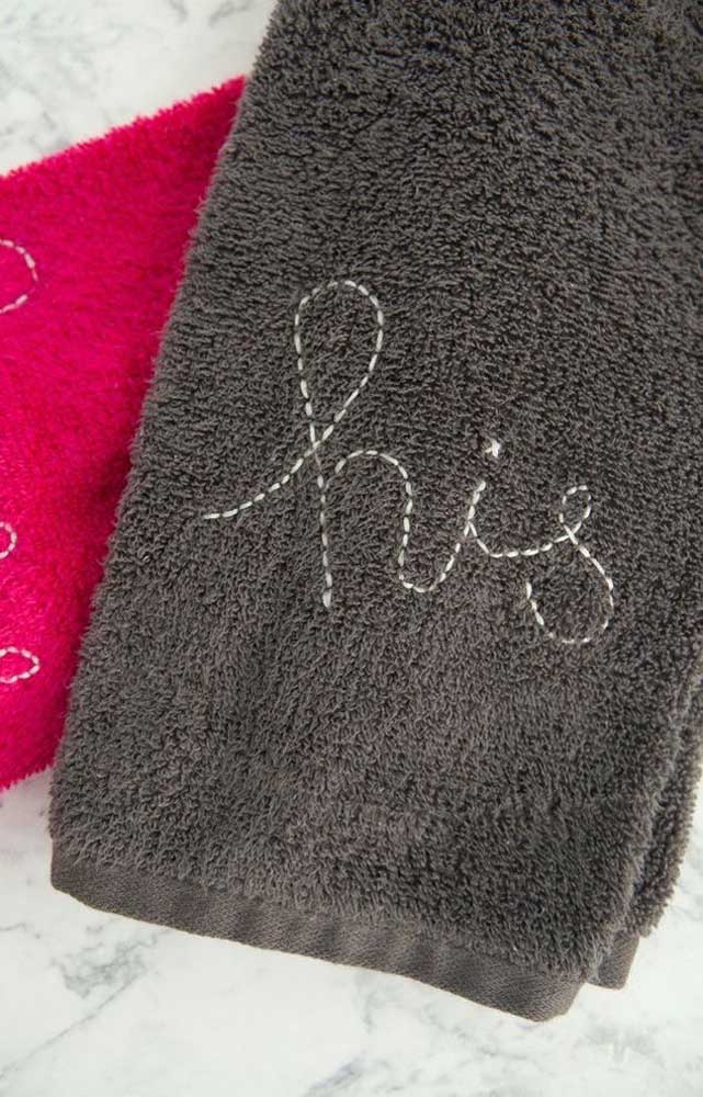 Broderie simple à la main pour identifier les propriétaires de chaque serviette
