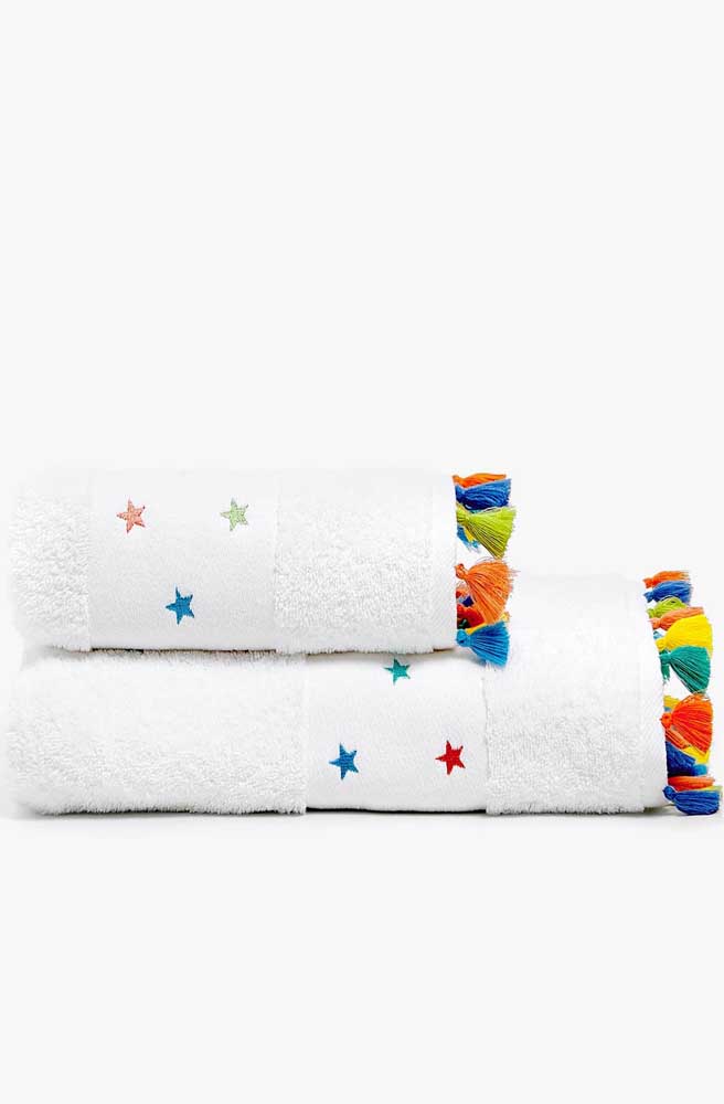 Belle option de serviette brodée avec des étoiles colorées, parfaite pour les enfants;  la barre de franges complète avec charme l'ensemble