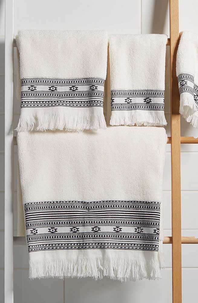 Style de broderie ethnique pour l'ensemble de serviettes 