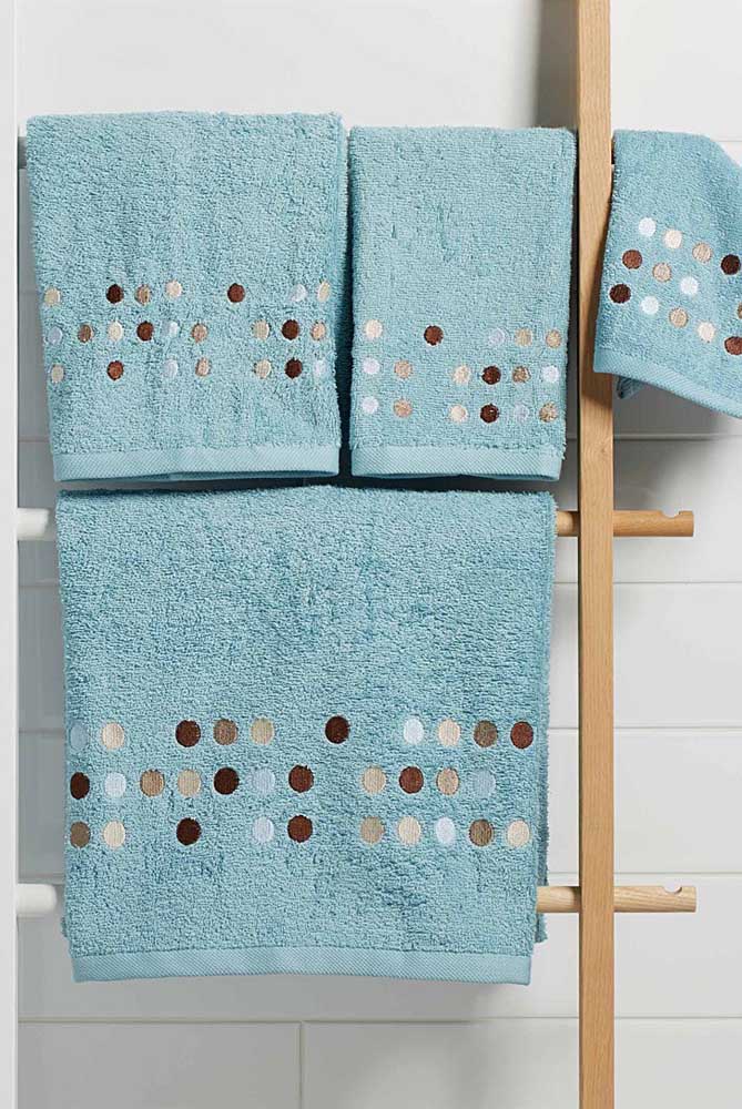 Des pois bleus décorent gracieusement cet autre ensemble de serviettes brodées