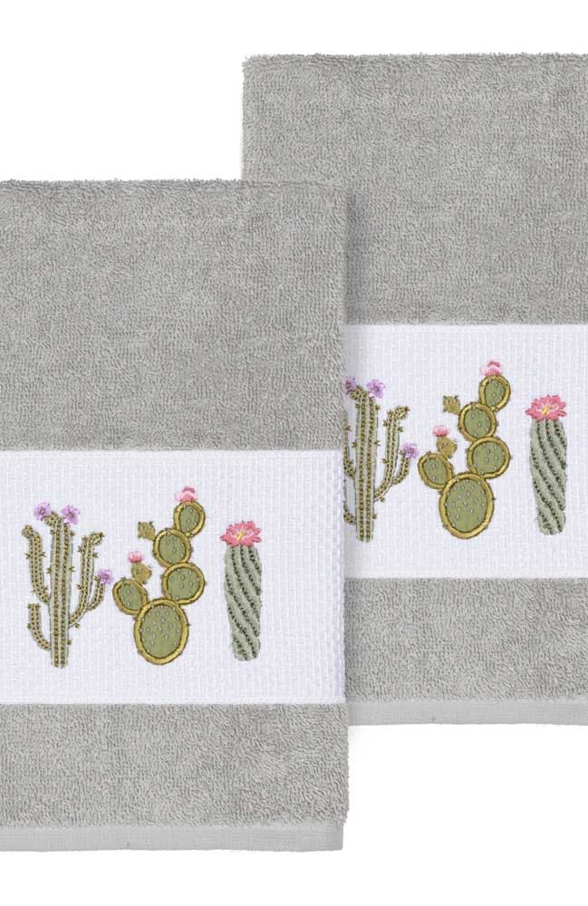 Différents types de cactus décorent ces serviettes grises et blanches
