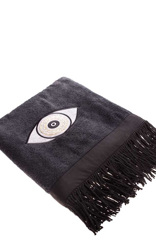 Pour ceux qui veulent quelque chose de plus percutant, vous pouvez parier sur une serviette noire avec broderie oculaire, comme celle de la photo