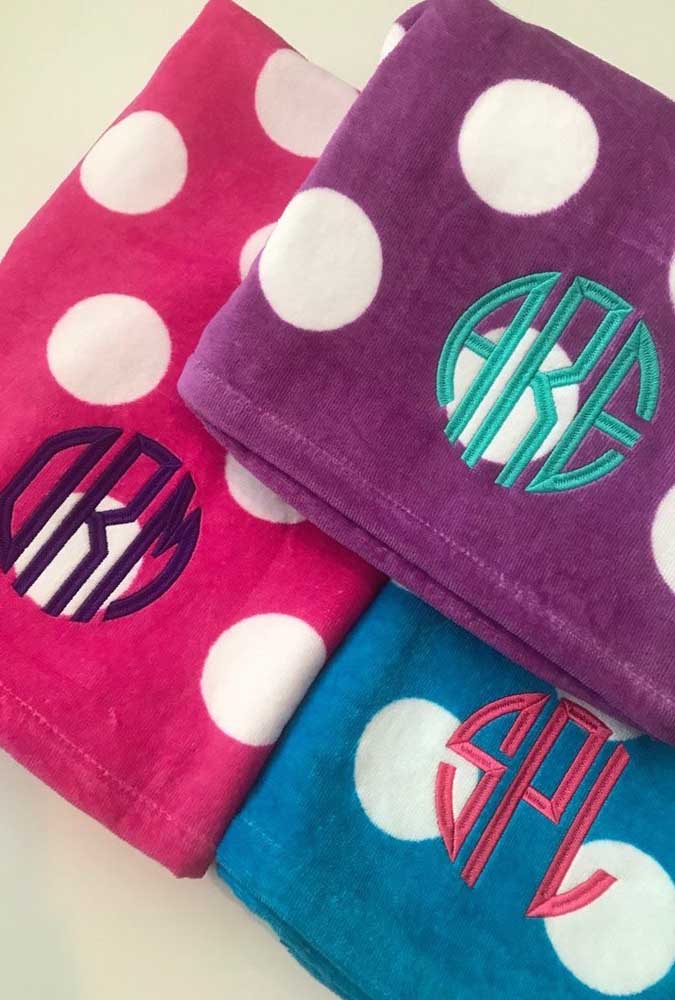 Décontractées et gaies, ces serviettes à pois sont brodées en lettres aux couleurs contrastées