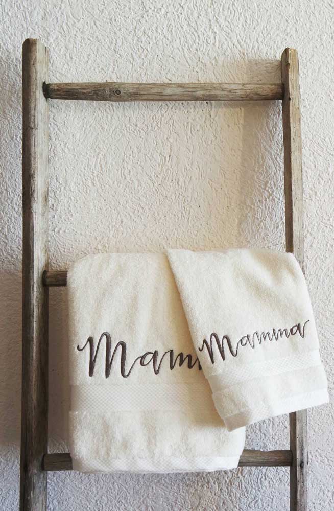 Regardez quelle belle suggestion de cadeau pour la fête des mères: une serviette brodée très moelleuse et moelleuse!
