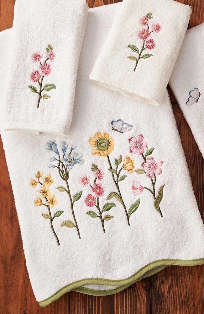 Un jardin fleuri sur le bar de serviettes de bain et de visage