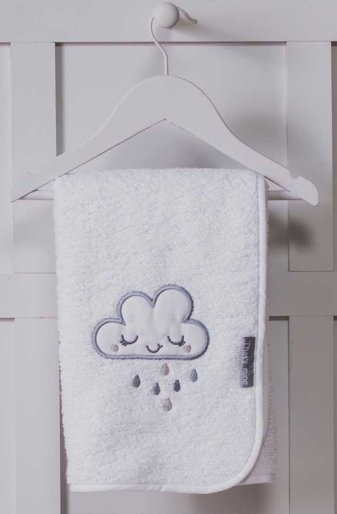 Le petit nuage qui pleure apparaît également dans la broderie de la serviette, magnifique!