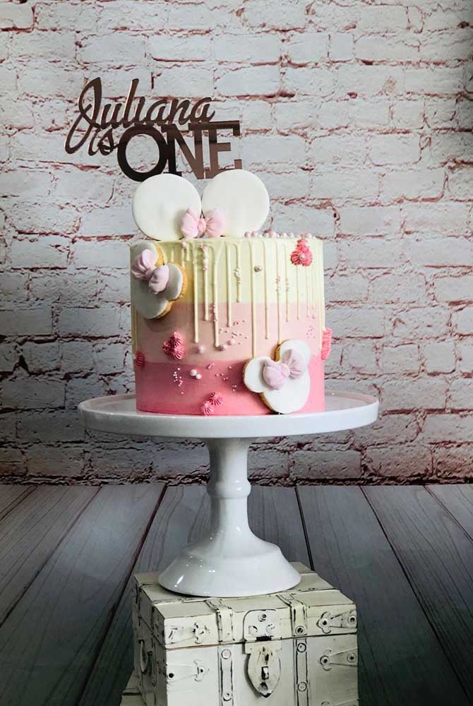 Gâteau Minnie rond haut avec trois couches de couleurs