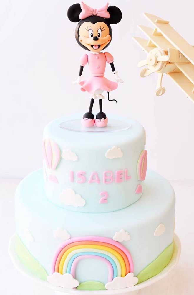 Gâteau Minnie avec thème arc-en-ciel.  Le personnage est présent sur le gâteau