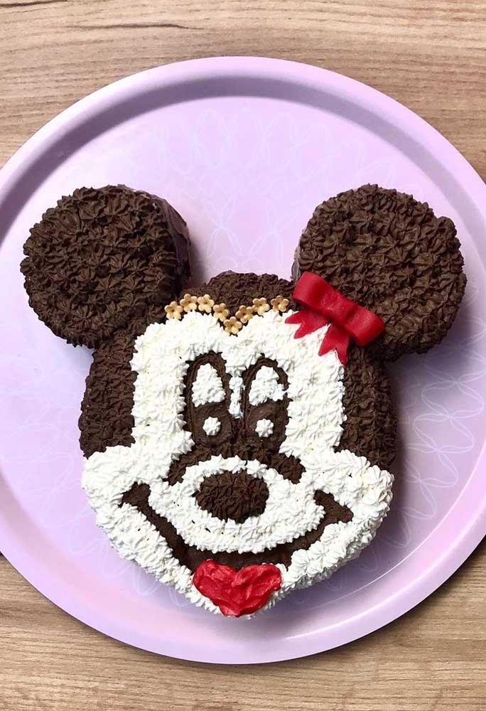 Gâteau Minnie avec la forme du visage du personnage et avec de la crème fouettée