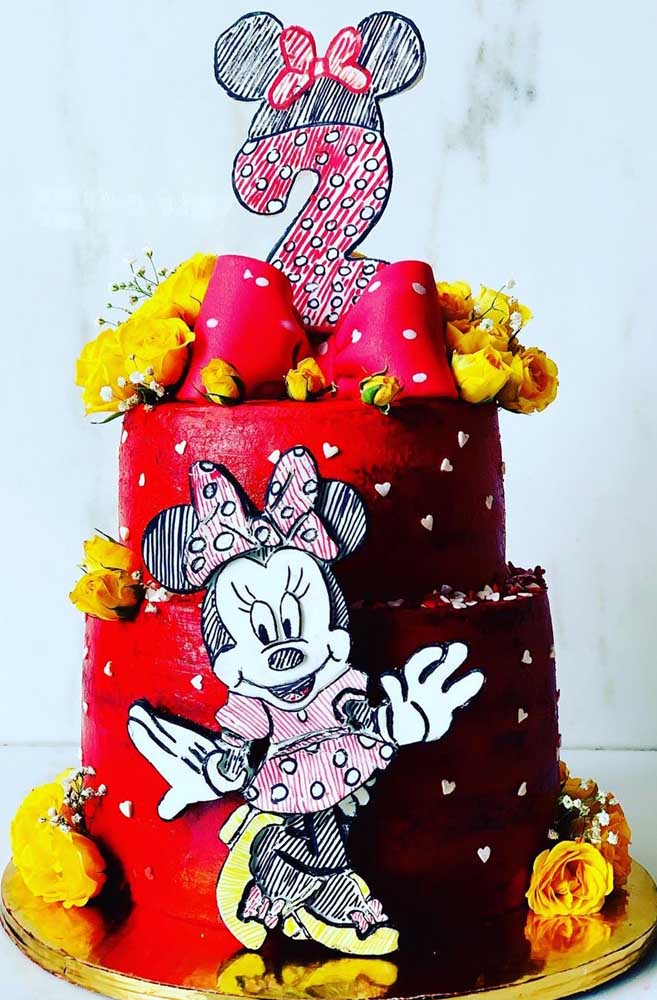 Gâteau Minnie avec la combinaison de couleurs classique du personnage: rouge, jaune et noir