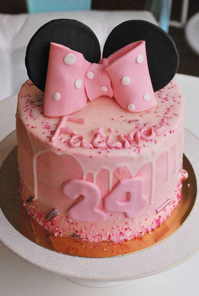 Dans ce gâteau ont été placés le nom et l'âge de la fille d'anniversaire